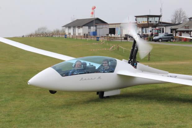 Der "Arcus M"braucht, mit dem ausklappbaren Motor, keinen Schlepper mehr.