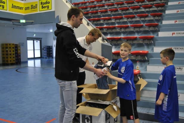 Der Vfl Gummersbach und die Volksbank Oberberg hielten einige Geschenke für die Kids bereit.