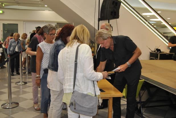 Bernhard Brink bei der Autogrammstunde im EKZ Bergischer Hof