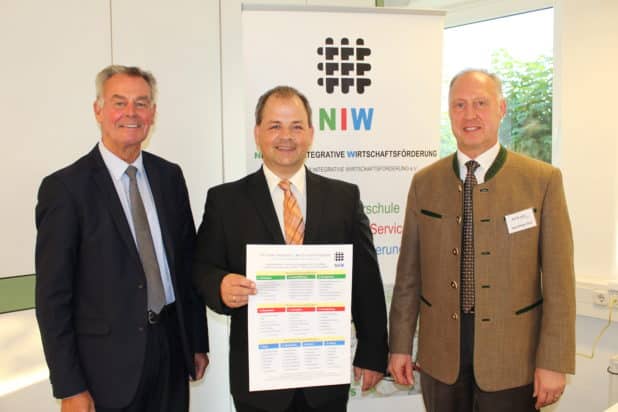 Das Team der NIW Unternehmerschule Oberberg (v.l.n.r.) - NIW Vereinsvorsitzender Peter Müller, Schulleiter und Unternehmensberater Sven Oliver Rüsche und Dozent und Unternehmensberater Hans-Peter Dick. Dozent Axel Erhardt war leider verhindert.