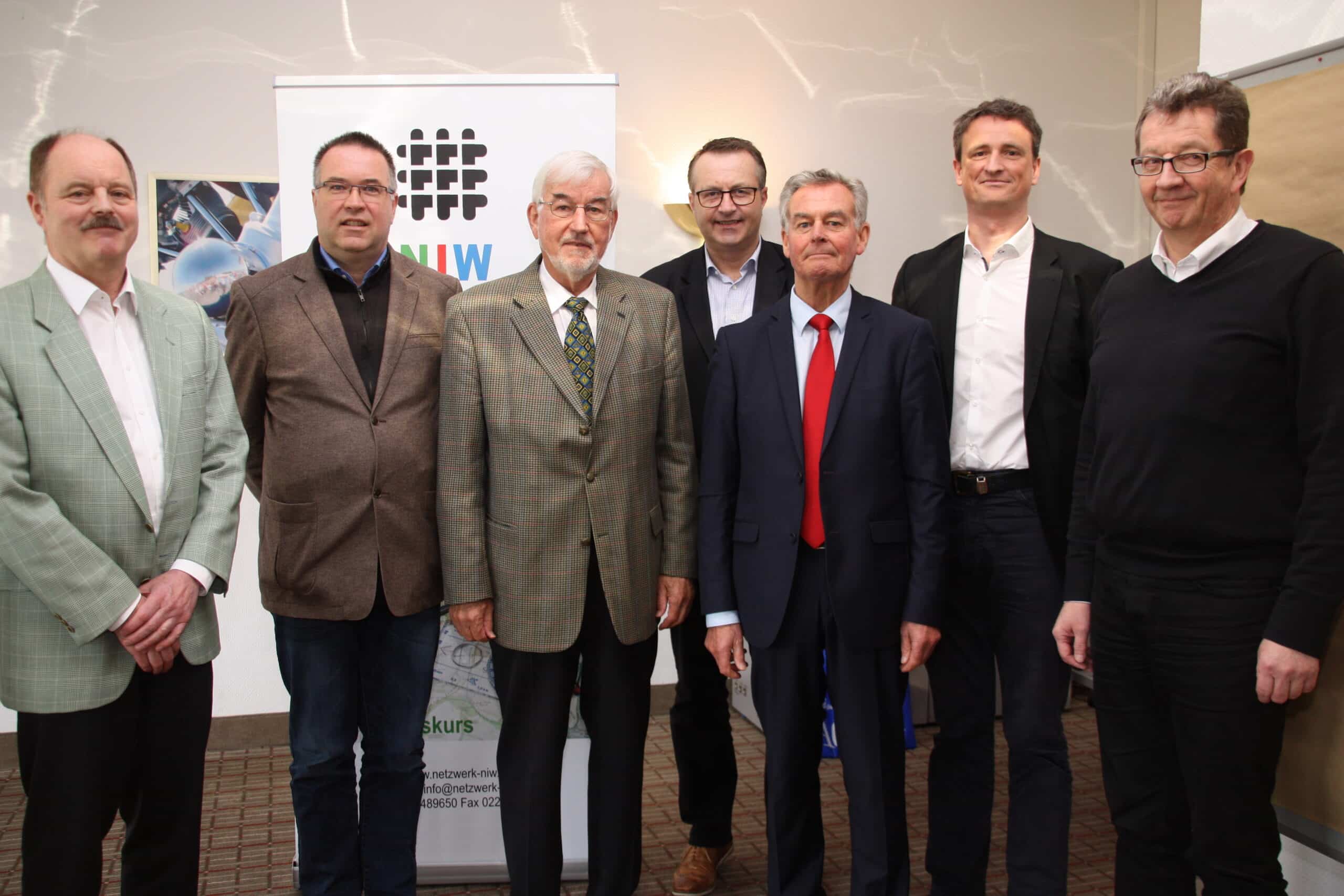 Peter Müller (dritter von rechts) und sein NIW Vorstandsteam stehen hinter der Unternehmerschule Oberberg. Foto: Ilse Düngelhoef