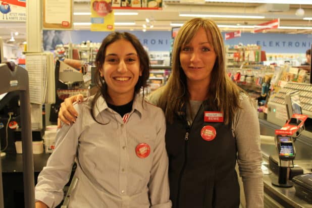 Foto: CJD Azubi Aleena Basparmak zusammen mit REWE Mitarbeiterin Andrea Hoff.