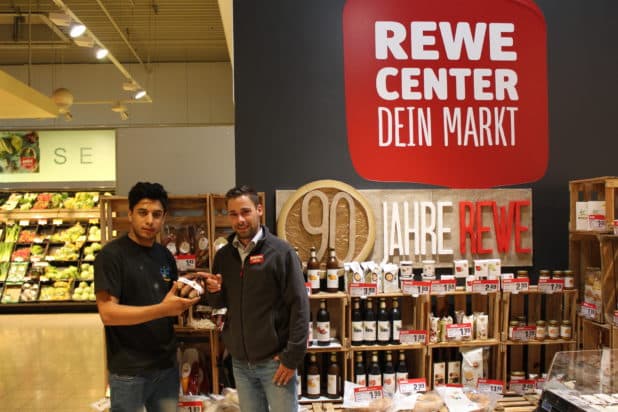 Foto: Erste Berufserfahrungen für CJD Azubi Ekram Salehi (links). Er wird u.a. betreut von Marktleiter Kai Knappe.