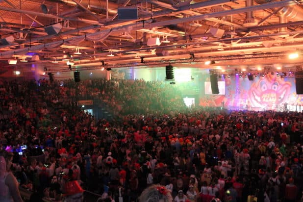 Eine ausverkaufte Schwalbe Halle bei Arena Alaaf