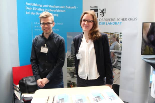 Thomas Krämer und Laura Marie Kopplin auf der OBKarriere - Messestand OBK.