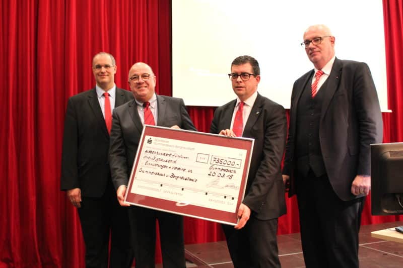 Die Bürgermeister von Gummersbach und Bergneustadt präsentierten mit den Verantwortlichen der Sparkasse die Spendensumme von 2017.