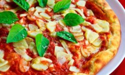 Die Qualität einer Pizza erkennt man daran ob der Boden beim Backen Blasen geschlagen hat. Die Qualität einer Pizza erkennt man daran ob der Boden beim Backen Blasen geschlagen hat.