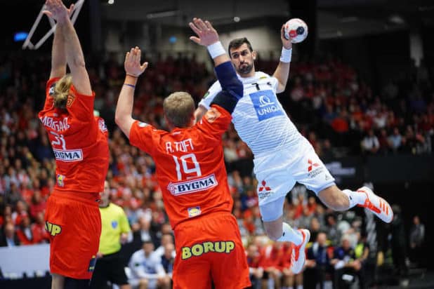 Der 2,03 Meter große Janko Bozovic beendete die vergangene Saison auf Position sieben der Torschützenliste der zweiten Handball-Bundesliga. Der 2,03 Meter große Janko Bozovic beendete die vergangene Saison auf Position sieben der Torschützenliste der zweiten Handball-Bundesliga.