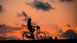 Immer mehr Menschen steigen aufs Rad fahren um. Immer mehr Menschen steigen aufs Rad fahren um.