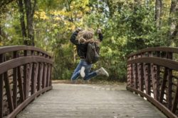 Die Form von dem Schulranzen oder dem Rucksack sollte ergonomisch gestaltet sein.