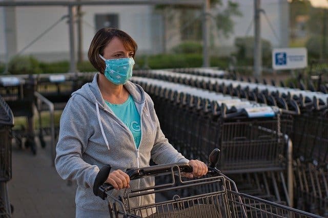 Einfache Schutzmasken aus Stoff beispielsweise, schützen lediglich nur vor dem Auswurf einzelner Tröpfchen des Trägers.