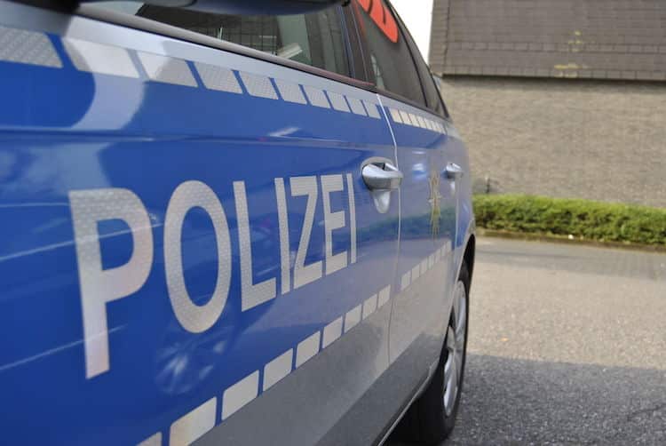 2020-08-04-Polizei-4-Randalierer-Radfahrer-Jaehrige-Mountainbike-Motorradfahrerin-Radfahrer-L324-Südring-Mountainbike-L173-Pedelec-Rettungsdienst-Mauer-Polizeibeamte-Machete-Schlägerei-Rettungshubschrauber-Rettungskraefte-Lebensmittelmarkt-Verkehrsunfallflucht-L323-Teststation-Altkleidercontainer-Amphetamin-Greifzange-Eindringling-Männern-Büchlerhausen-B256-Kurzwellentransceiver-L97-Kleinwagen-Sana-Klinikum