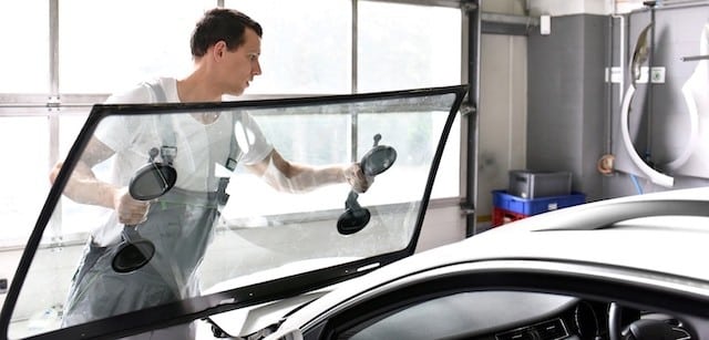 Besonders bei jungen Autofahrern ist die Scheiben-Folierung sehr beliebt.