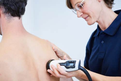 Eine Stoßwellentherapie bietet sich sowohl bei orthopädischen Problemen als auch bei Schmerzen aufgrund von Verspannungen an. Eine Stoßwellentherapie bietet sich sowohl bei orthopädischen Problemen als auch bei Schmerzen aufgrund von Verspannungen an.