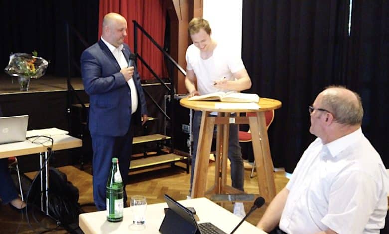 Tischtennis Weltmeister Benedikt Duda -Eintragung ins goldene Buch der Stadt Bergneustadt