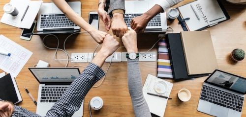 Durch die Digitalisierung der Welt können Nachrichten binnen weniger Sekunden verschickt und empfangen werden. Durch die Digitalisierung der Welt können Nachrichten binnen weniger Sekunden verschickt und empfangen werden.