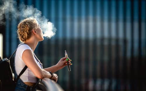 Ein Rauchstopp mithilfe der E-Zigarette ist grundsätzlich möglich, jedoch fällt man auch schnell in diese neue Gewohnheit und behält das Dampfen dann meist bei.