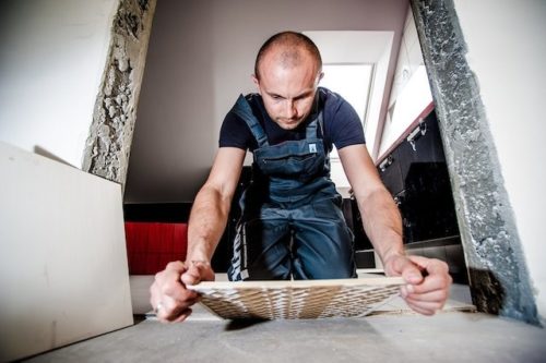 Fliesen legen ist ein Handwerk welches von einem Fachmann durchgeführt werden sollte. 