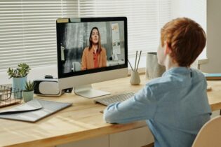 Neben Lernvideos oder Streams, ist auch die Online-Nachhilfe immer mehr auf dem Vormarsch. Neben Lernvideos oder Streams, ist auch die Online-Nachhilfe immer mehr auf dem Vormarsch.