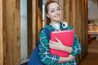 Alle Studierende in NRW erhalten mit der Einschreibung und über den Semesterbeitrag ein Semesterticket, mit dem sie durch das komplette Bundesland fahren dürfen 