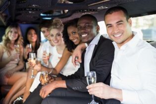 Mit einer Limousine durch die Stadt und in die Clubs. So kann ein Junggesellinnenabschied aussehen. 