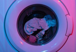 Wenn die Maschine nicht nur Geräusche macht, sondern zudem auch noch während des Waschens ausläuft, sind die Sorgen groß.