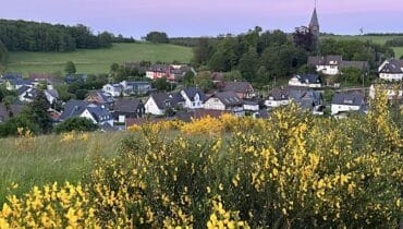 Frpnleichnamsprozession auf der Hohen Belmicke. Foto: Blick auf die Ortschaft Belmicke im Frühling.
