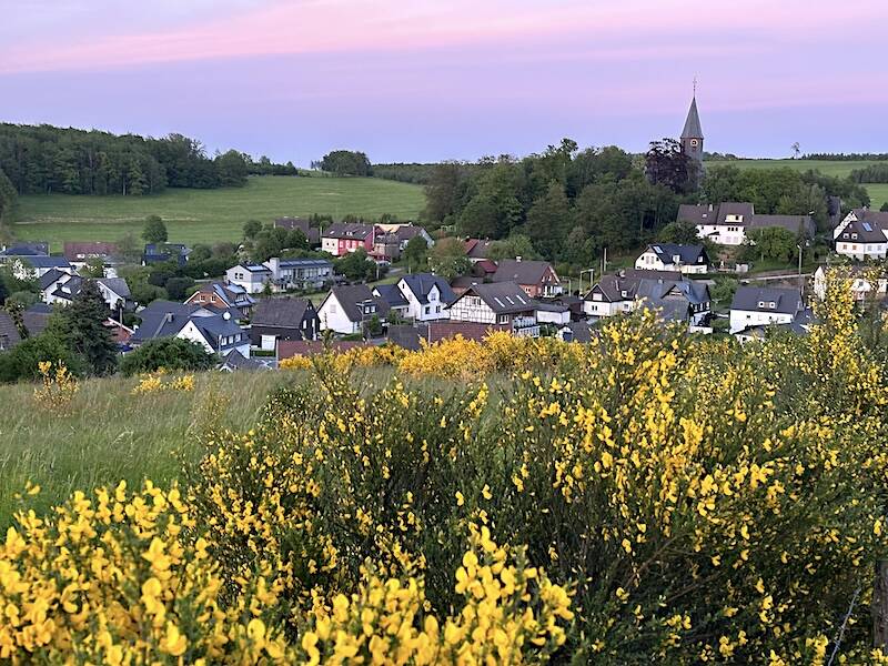 Frpnleichnamsprozession auf der Hohen Belmicke. Foto: Blick auf die Ortschaft Belmicke im Frühling.