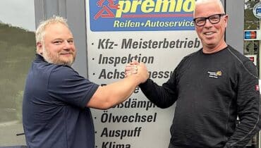 Markus Rinscheid und Volker Kuhn beim Premio Autoservice Wiehl.