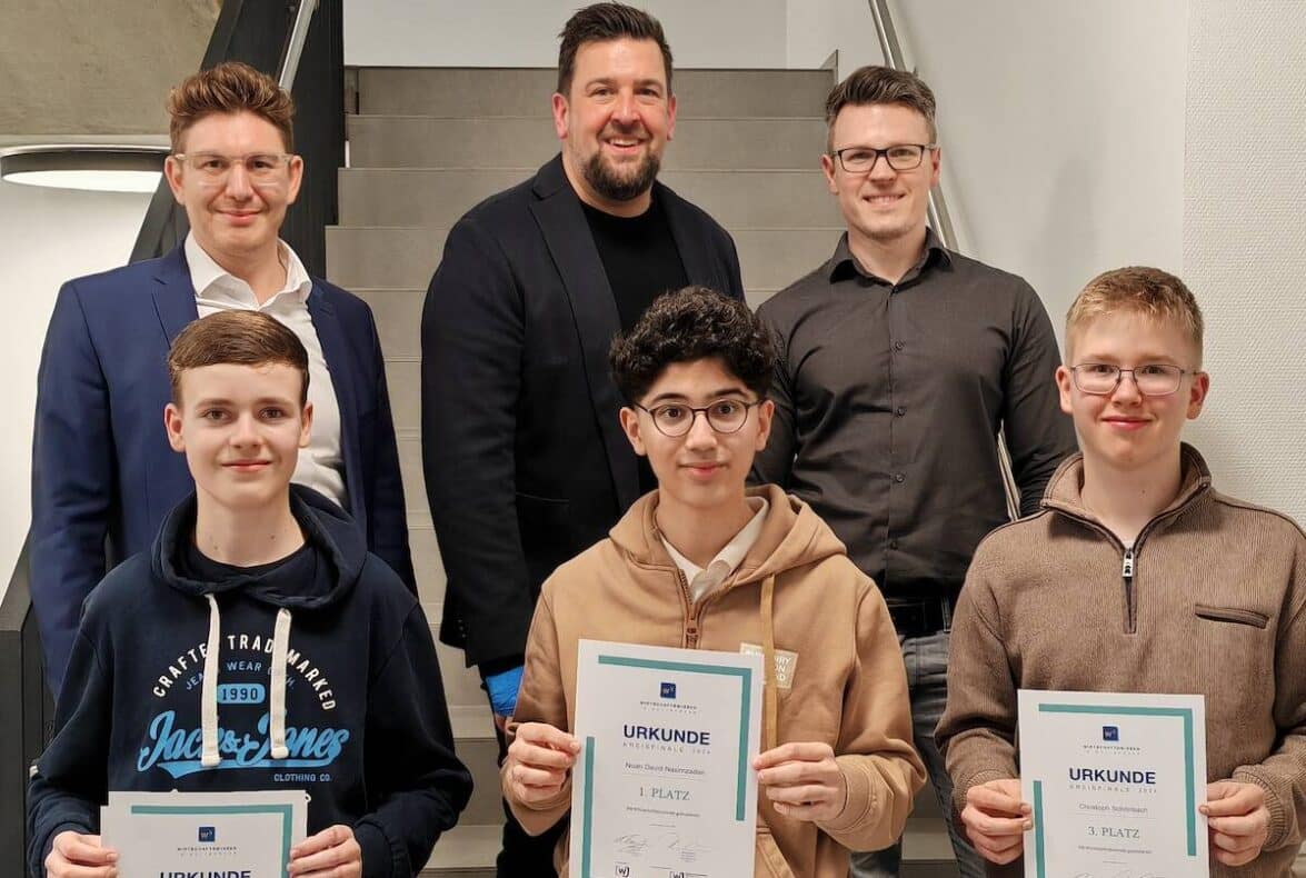 Obere Reihe v.l.n.r.: Christian Borch (Kreissprecher), Dirk Kölschbach (Geschäftsführer), Sebastian Berlemann (Vorstand) Untere Reihe v.l.n.r.: Leonel Dick (2. Platz), Noah David Nasimzadah (1. Platz), Christoph Schönbach (3. Platz)