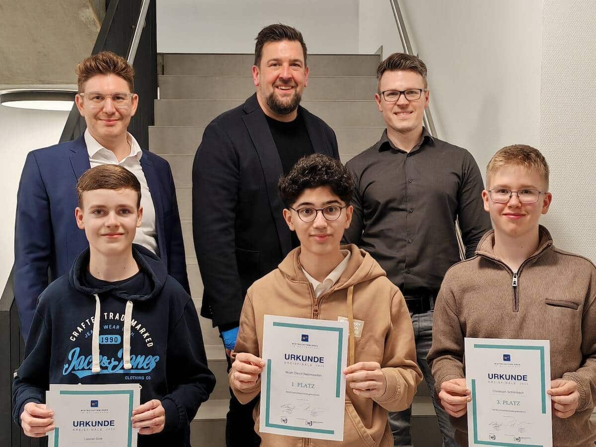Obere Reihe v.l.n.r.: Christian Borch (Kreissprecher), Dirk Kölschbach (Geschäftsführer), Sebastian Berlemann (Vorstand) Untere Reihe v.l.n.r.: Leonel Dick (2. Platz), Noah David Nasimzadah (1. Platz), Christoph Schönbach (3. Platz)