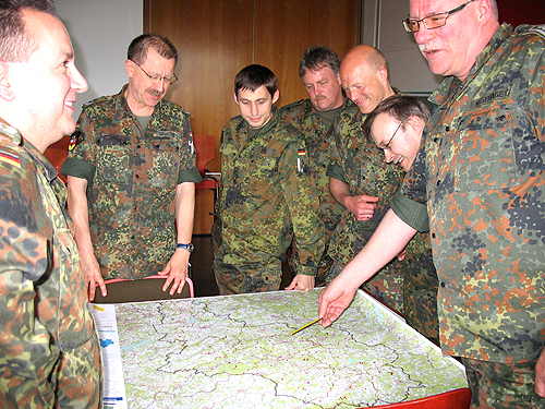 Oberstleutnant Marco Tessitori (l.) plant mit seinem Kreisverbindungskommando eine Krisenstabsübung. (Foto: OBK) Oberstleutnant Marco Tessitori (l.) plant mit seinem Kreisverbindungskommando eine Krisenstabsübung. (Foto: OBK)