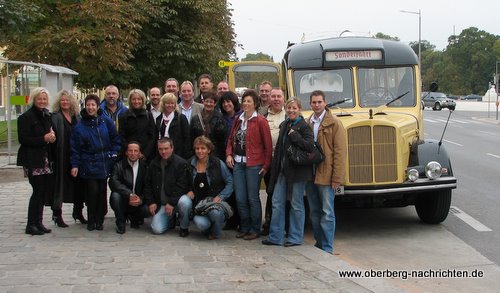 Die jecken Denklinger vor dem von Peter Zehetmayer gecharterten Original-Postbus von 1949