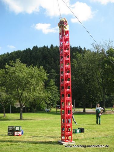 Kisten klettern in schwindel erregender Höhe.