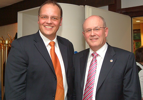 cdu-oberberg-kauder-uffelmann-hotel-zur-post-wiehl_20090518 Foto: Kai Uffelmann (Bürgermeisterkandidat der Union in Morsbach) mit Volker Kauder.