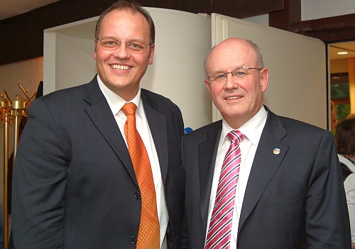 Foto: Kai Uffelmann (Bürgermeisterkandidat der Union in Morsbach) mit Volker Kauder.