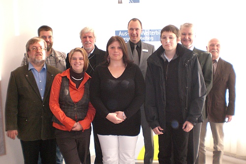 Nach der Auszeichnung: Gruppenfoto von den Prüflingen und Ausbildungsverantwortlichen des CJD, sowie IHK und Arbeitsagentur.