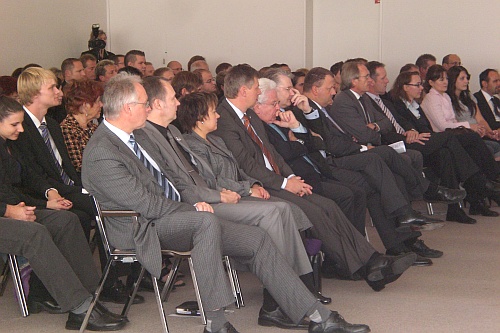 Volles Haus bei der IHK Gummersbach - Persönlichkeiten aus Politik und Wirtschaft, sowie Eltern - Ausbilder und Lehrer waren zur Würdigung erschienen.