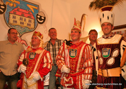 kleiderubergabe-2009-11 Von links nach rechts: „Noch“-Jungfrau Frank Ammann, „Bald“-Jungfrau“ Jüppi Weber, „Noch“-Prinz Heinz Sieloff, „Bald“- Prinz Holger Köckerling, „Noch“-Bauer Frank Riehl und „Bald“-Bauer Ralf Grammel - Alle lauschen andächtig den Worten von Präses Hansi Welter.