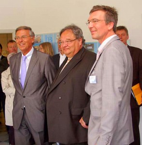 Bild 1 oben (v.l.n.r.): Wolfgang Bosbach, MdB, Heinz Gerd Neu, HGF Kreishandwerkerschaft Bergisches Land, Thomas Bellingrodt, Betriebs-leiter Bildungszentrum Waldbröl