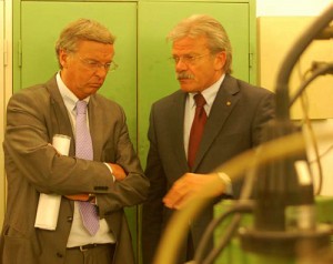 Bild 3 Wolfgang Bosbach, Stellvertretender Vorsitzender der CDU/CSU-Bundestagsfraktion und Mitglied des Bundestages sowie Werner Sigmund,Vorstandsvorsitzender des Internationalen Bundes, suchen nach Wegen,um allen jungen Menschen einen guten Start in den Beruf zu ermöglichen. Dazu Bosbach: „Wir kennen doch alle unseren Kevin, der kann aus 30 lee-ren Coladosen einen Auspuff bauen, aber wenn er dessen Inhalt in Kubik-zentimeter berechen soll, dann hat er ein Problem – ich wahrscheinlicheauch oder einige andere hier. Aber Kevin kann doch etwas! Und das istglaube ich das Geheimnis – auch hier beim IB – ,junge Leute nach ihrenFähigkeiten zu fordern und auszubilden.“