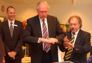 Bild 4 Bild 4 Mitten aus dem Leben der Altenpflegeaus-bildung wurde ein Alterssimulator und einSchwarzlichtgerät präsentiert, womit ermittelt wer-den kann, wie sorgfältig die Hautpflege erfolgte.Dr. Gero Karthaus, Mitglied des Landtages Nord-rhein-Westfalen trat vor den wachsamen Blickenvon Stefan Krause, Vorsitzender der Geschäftfüh-rung der Agentur für Arbeit Bergisch Gladbach(links) den Beweis an, dass „Politiker saubereHände“ haben.
