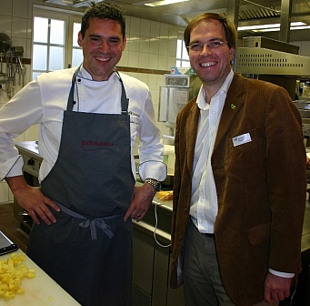 Mühlenhelle-Küchenchef Michael Quendler und Hendrik Pilatzki von den Wirtschaftsjunioren freuten sich über den großartigen Spendenerfolg. Mühlenhelle-Küchenchef Michael Quendler und Hendrik Pilatzki von den Wirtschaftsjunioren freuten sich über den großartigen Spendenerfolg.